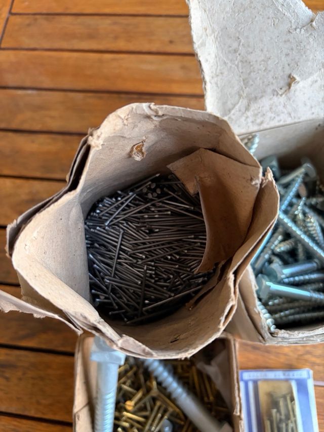 Scatole di viti e chiodi