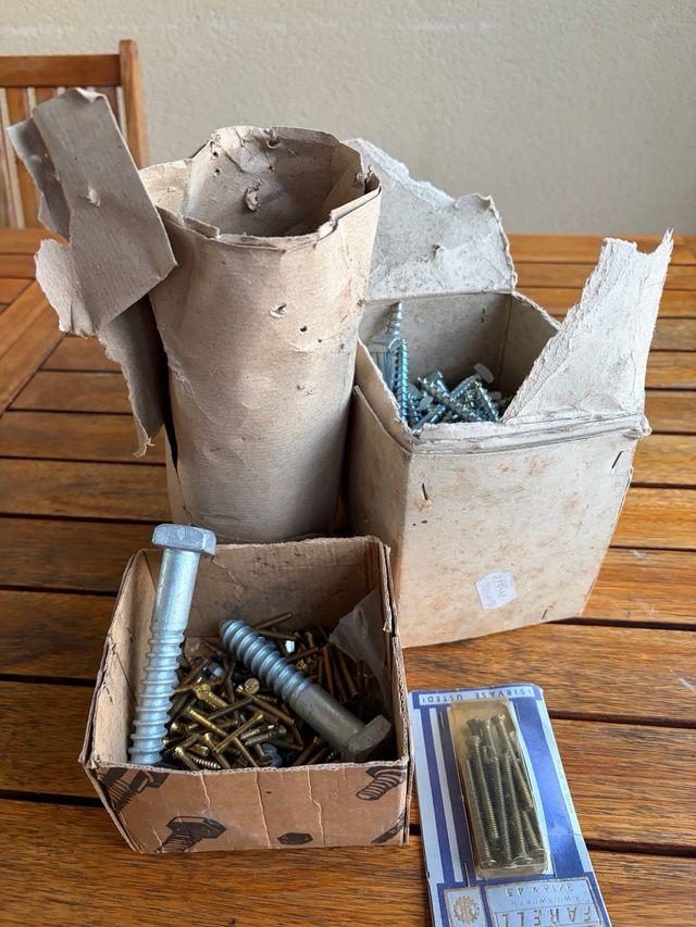 Scatole di viti e chiodi