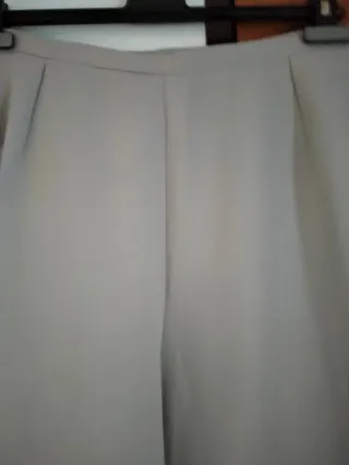 Tengo 2Pantalón de pinzas grises. 44 y 48