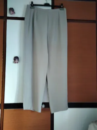 Tengo 2Pantalón de pinzas grises. 44 y 48