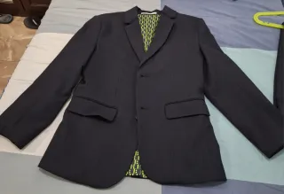 Traje de niño azul con forro verde talla 12 años