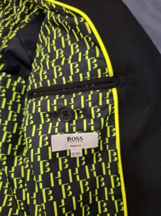 Traje de niño azul con forro verde talla 12 años