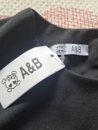 Vestido negro con rayas blancas