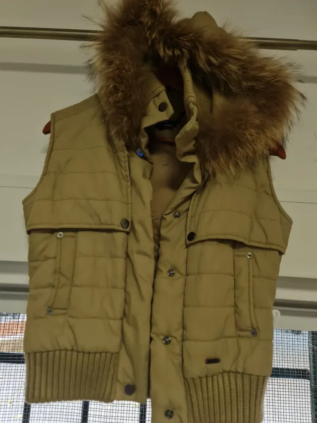 Chaleco beige con capucha y pelo