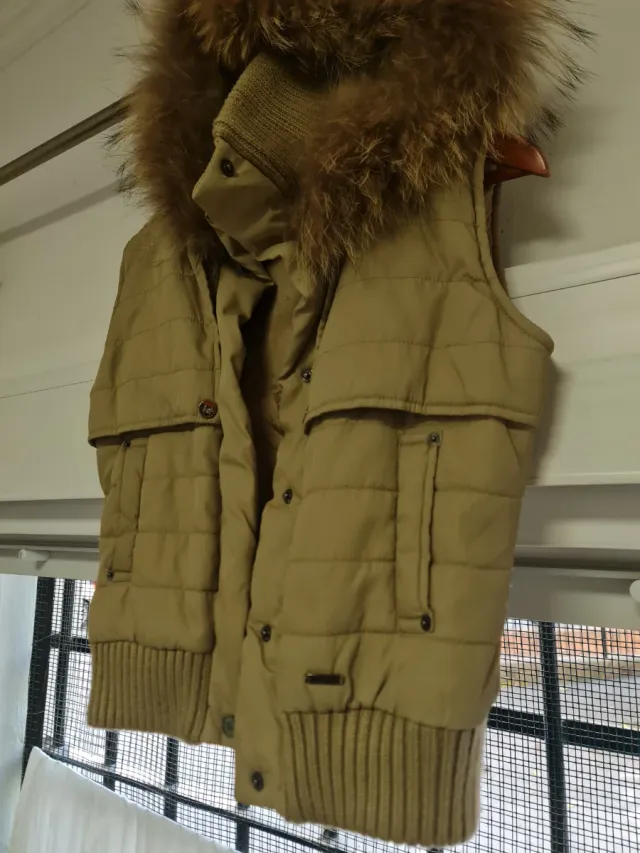 Chaleco beige con capucha y pelo