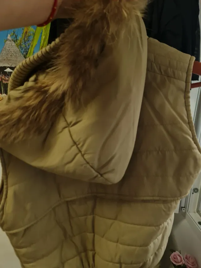 Chaleco beige con capucha y pelo