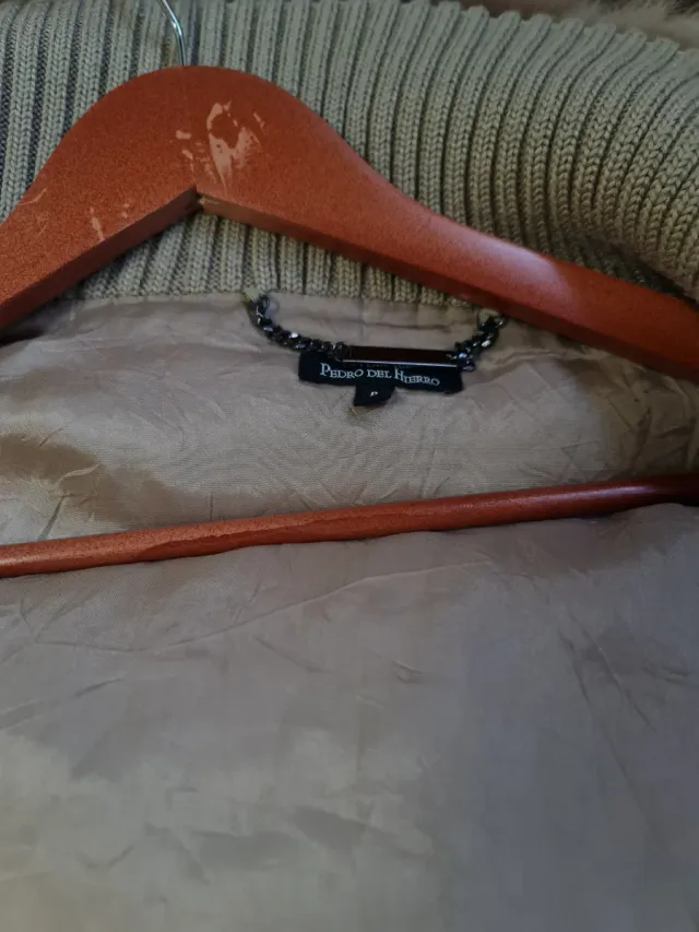 Chaleco beige con capucha y pelo