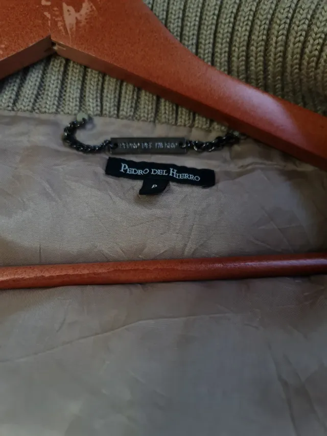 Chaleco beige con capucha y pelo