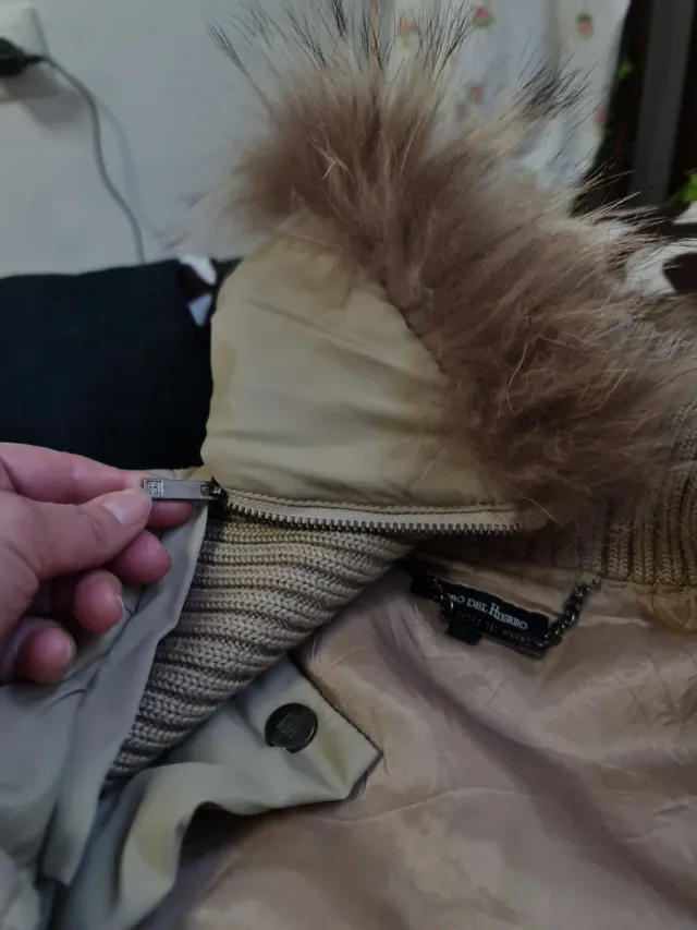 Chaleco beige con capucha y pelo