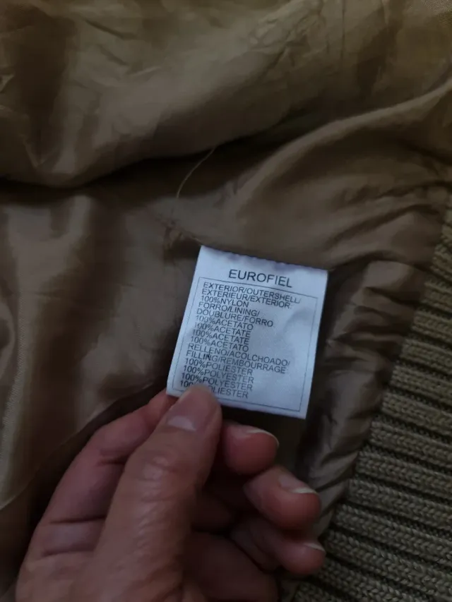 Chaleco beige con capucha y pelo