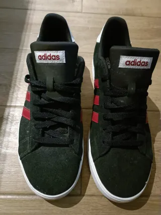 Zapatillas Adidas Negras con Rayas Rojas