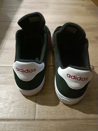 Zapatillas Adidas Negras con Rayas Rojas