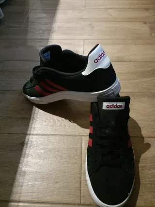 Zapatillas Adidas Negras con Rayas Rojas