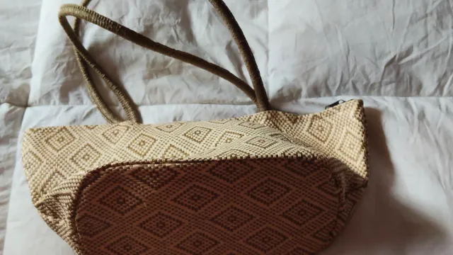Bolso de ratán beige
