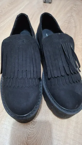 Mocasines negros con plataforma y flecos