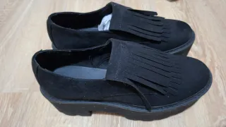 Mocasines negros con plataforma y flecos