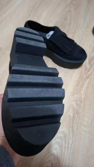 Mocasines negros con plataforma y flecos
