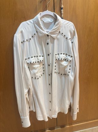 Camisa Stradivarius tachuelas beige Talla S
