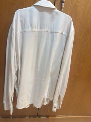 Camisa Stradivarius tachuelas beige Talla S