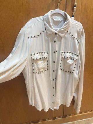 Camisa Stradivarius tachuelas beige Talla S