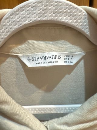 Camisa Stradivarius tachuelas beige Talla S