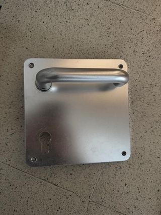 Manilla con placa y cerradura