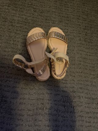 Sandalias doradas de verano