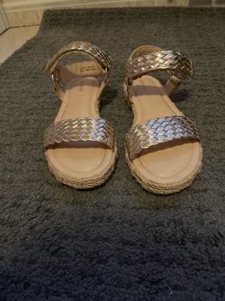 Sandalias doradas de verano