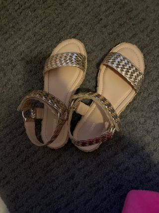 Sandalias doradas de verano