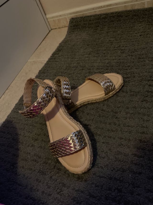 Sandalias doradas de verano