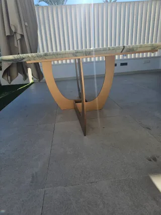 Tavolo in marmo con design venato