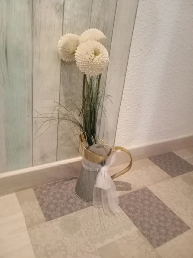 Jarrón decorativo con flores blancas