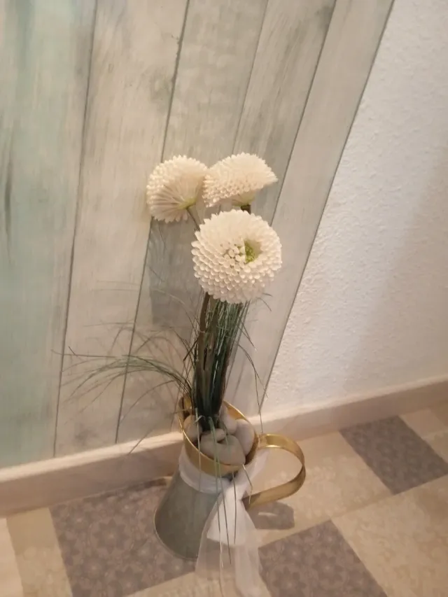Jarrón decorativo con flores blancas