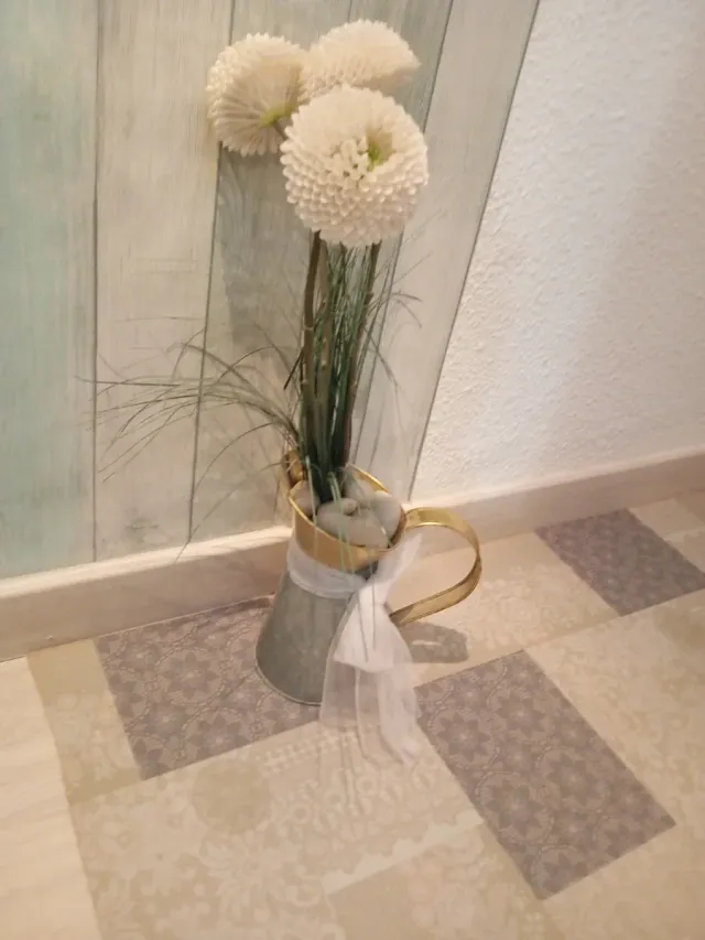 Jarrón decorativo con flores blancas