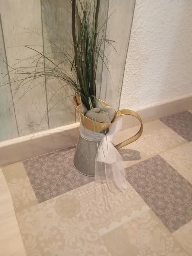 Jarrón decorativo con flores blancas