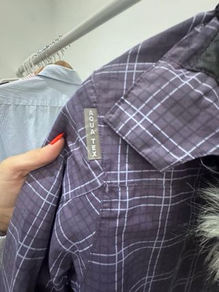 Chaqueta de nieve a cuadros morada