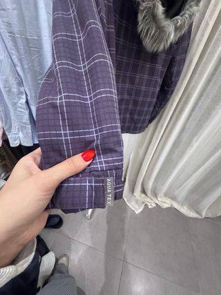 Chaqueta de nieve a cuadros morada