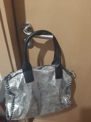 Bolso de hombro plateado y negro