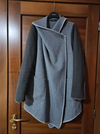 Cappotto grigio con maniche in pelliccia