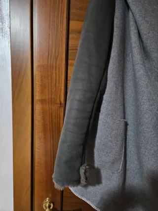 Cappotto grigio con maniche in pelliccia