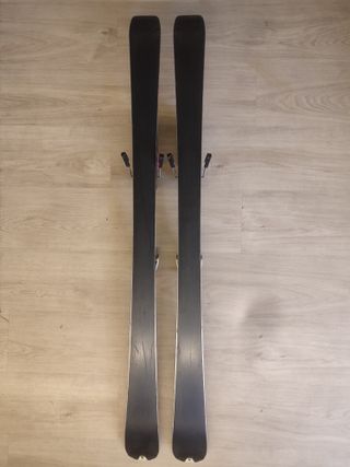 Esquís Atomic y bastones Rossignol