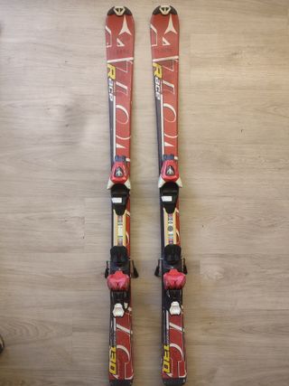 Esquís Atomic y bastones Rossignol
