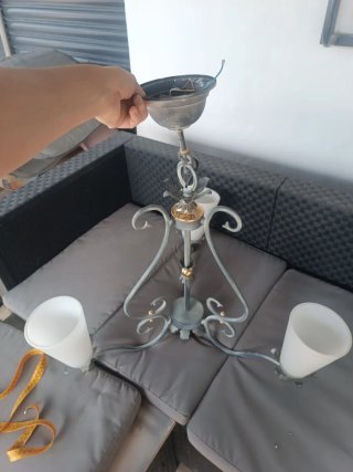 Lámpara de forja con tulipas de cristal