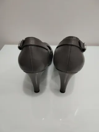 Zapatos de tacón grises de piel