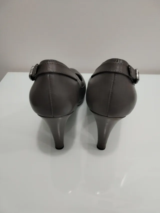 Zapatos de tacón grises de piel