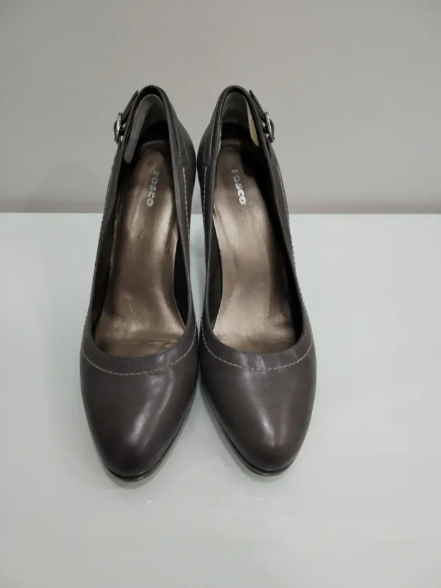 Zapatos de tacón grises de piel