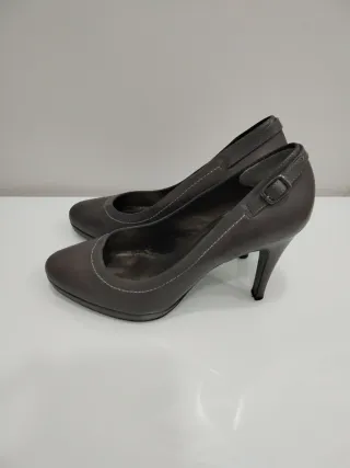 Zapatos de tacón grises de piel