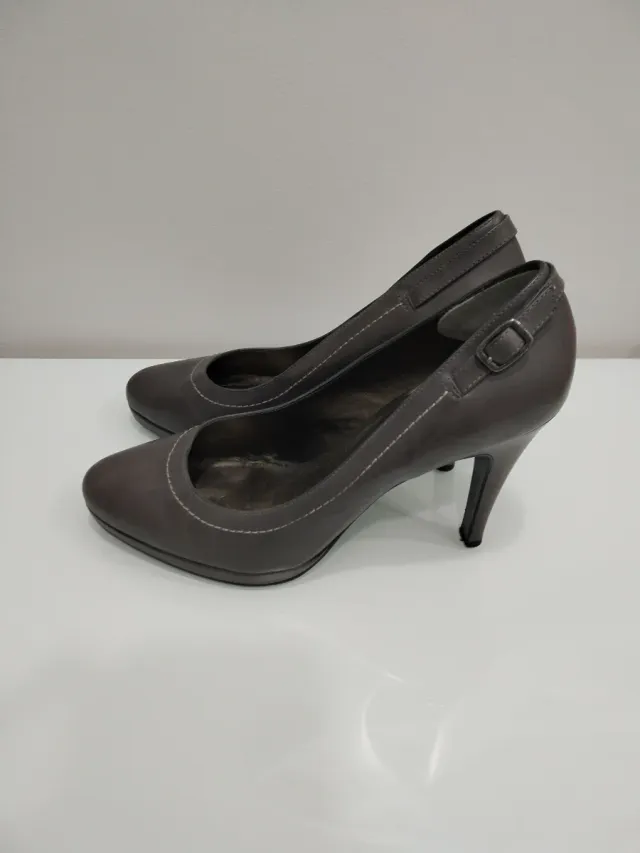 Zapatos de tacón grises de piel