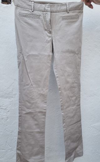 Pantalón beige acampanado