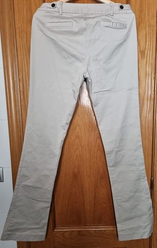 Pantalón beige acampanado